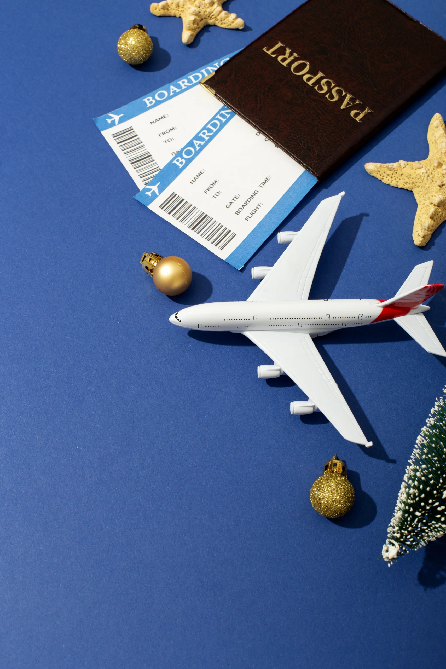 christmas-travel-concept-with-airplane